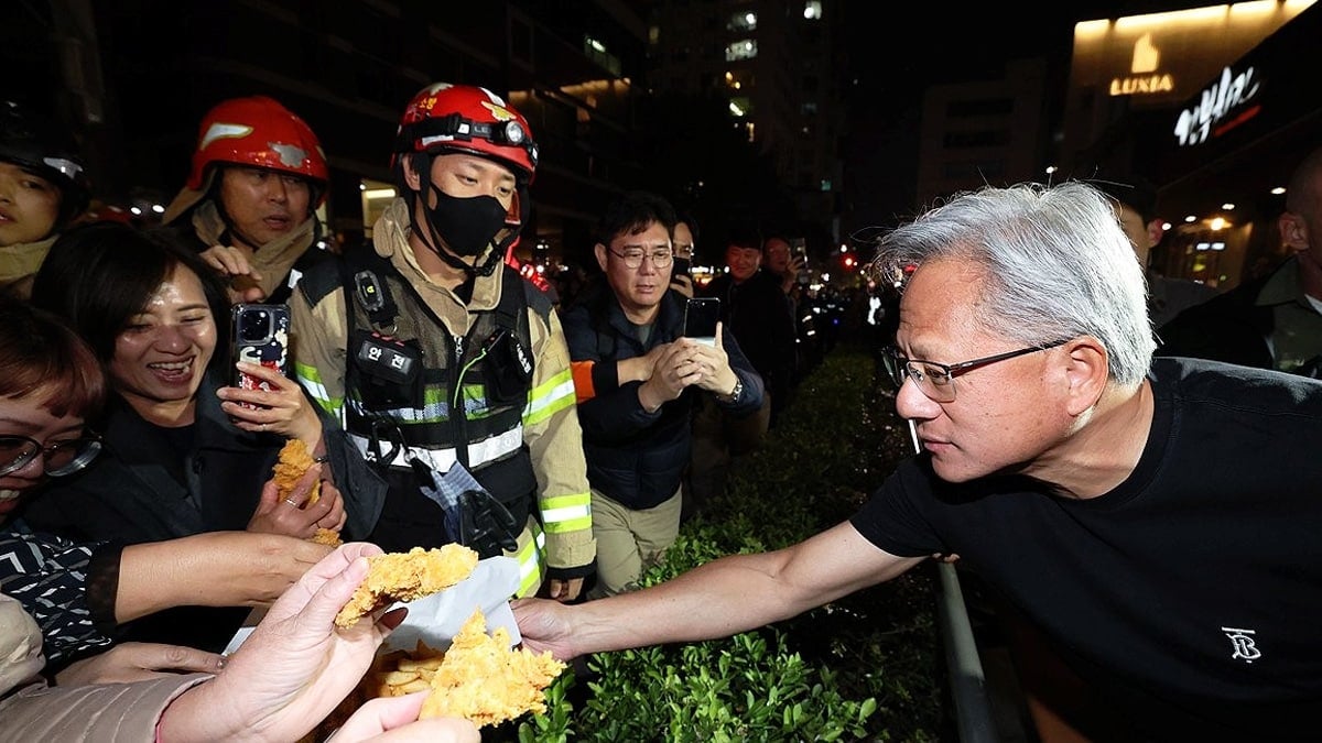 치킨 나눠주는 젠슨 황 치킨 나눠주는 젠슨 황