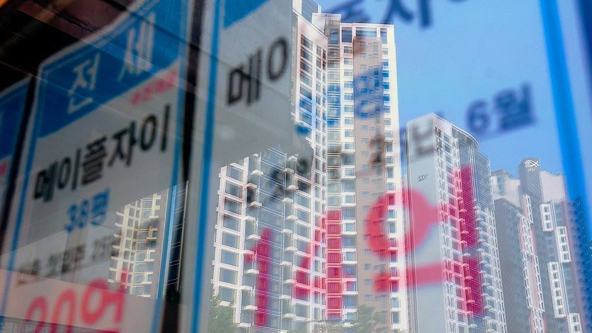 부동산에 붙은 전세 매물 안내문