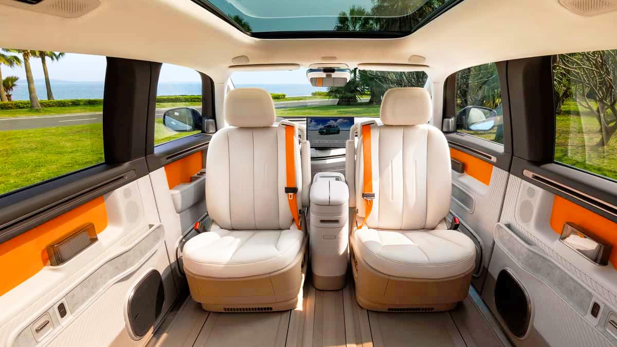 “카니발 잡으러 온 거야?”… 초고속 충전에 700km 달리는 中 프리미엄 미니밴 ‘등장’