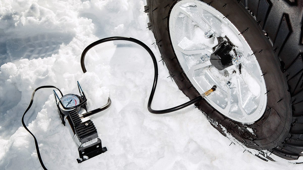 타이어에 공기를 측정하는 모습