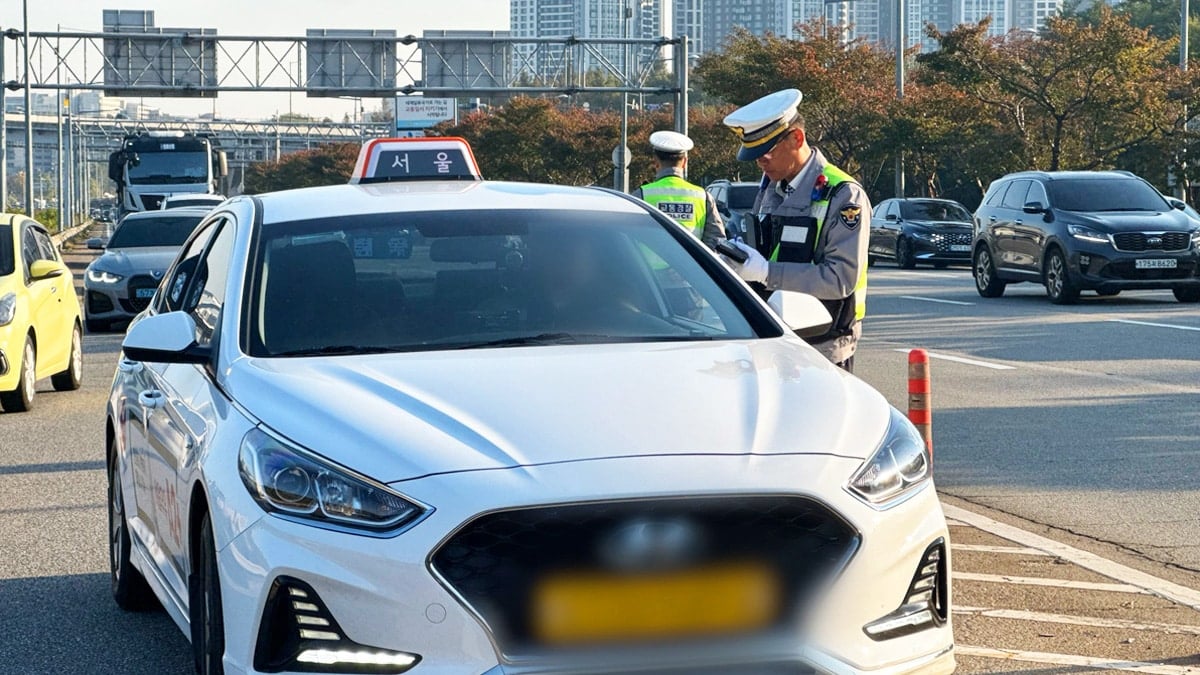 4일 서울 광진구 동부간선도로서 단속 중인 경찰 4일 서울 광진구 동부간선도로서 단속 중인 경찰
