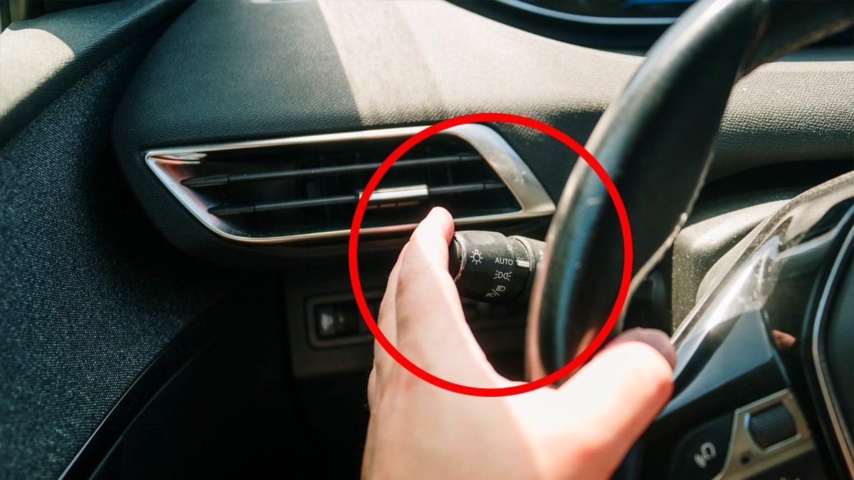 “당신이 ‘칼치기’로 오해받는 이유”… 운전자 90%가 몰랐던 ‘방향지시등’의 숨은 기능