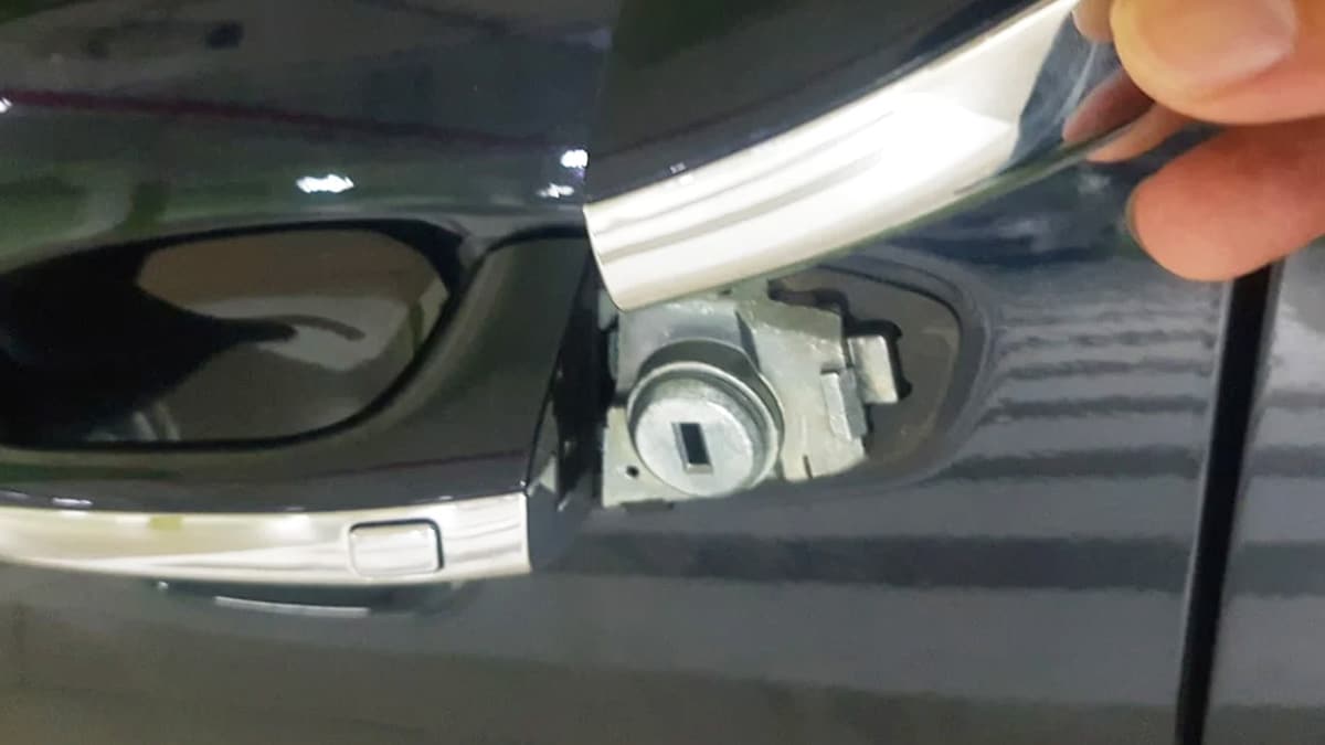 자동차 도어 손잡이의 히든 키홀