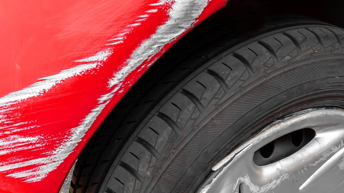 자동차 뒷바퀴 휀다 손상