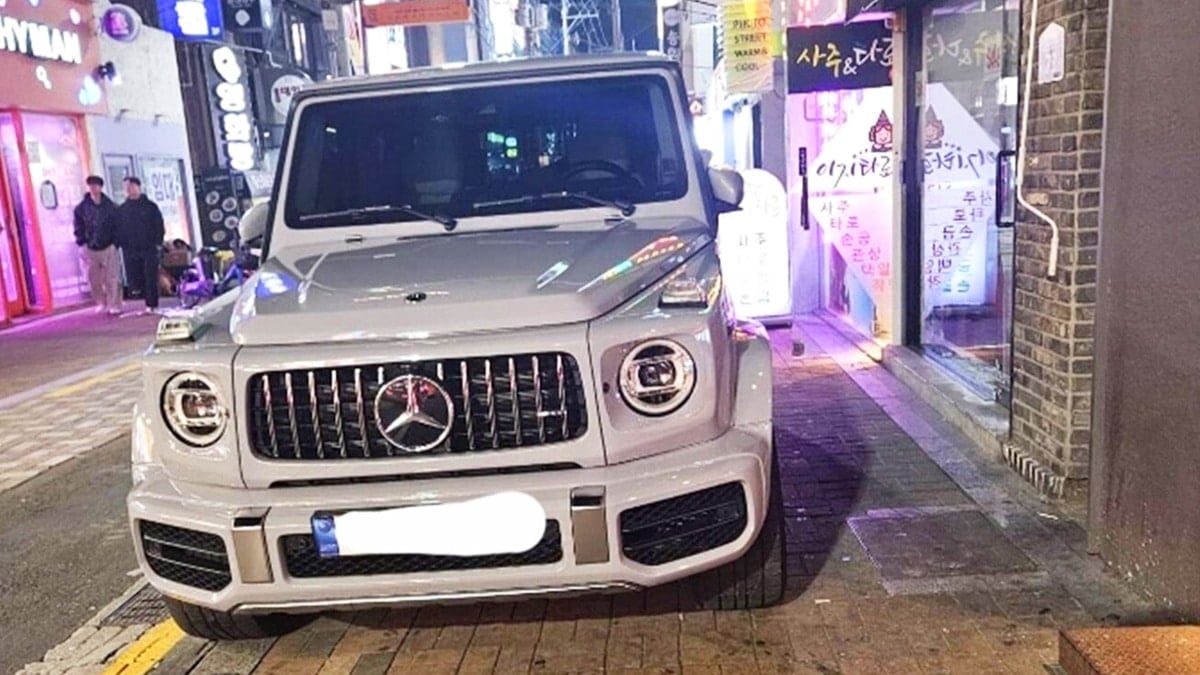 인도 위에 불법주차된 차량