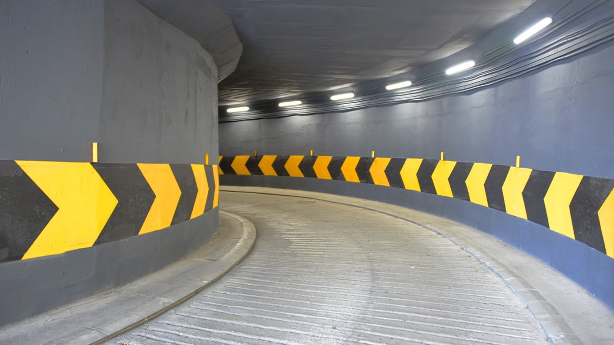 아파트 지하주차장 출구 아파트 지하주차장 출구