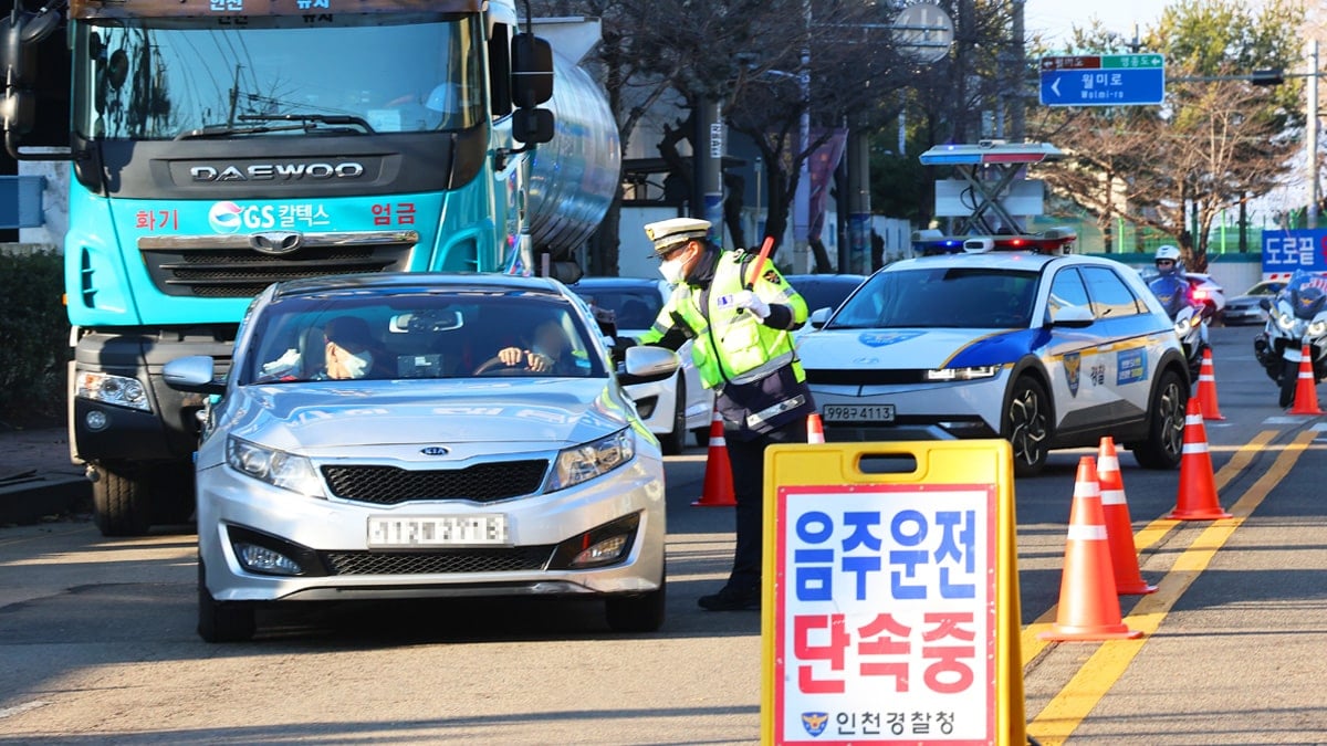 연말 음주운전 집중 단속 중인 경찰
