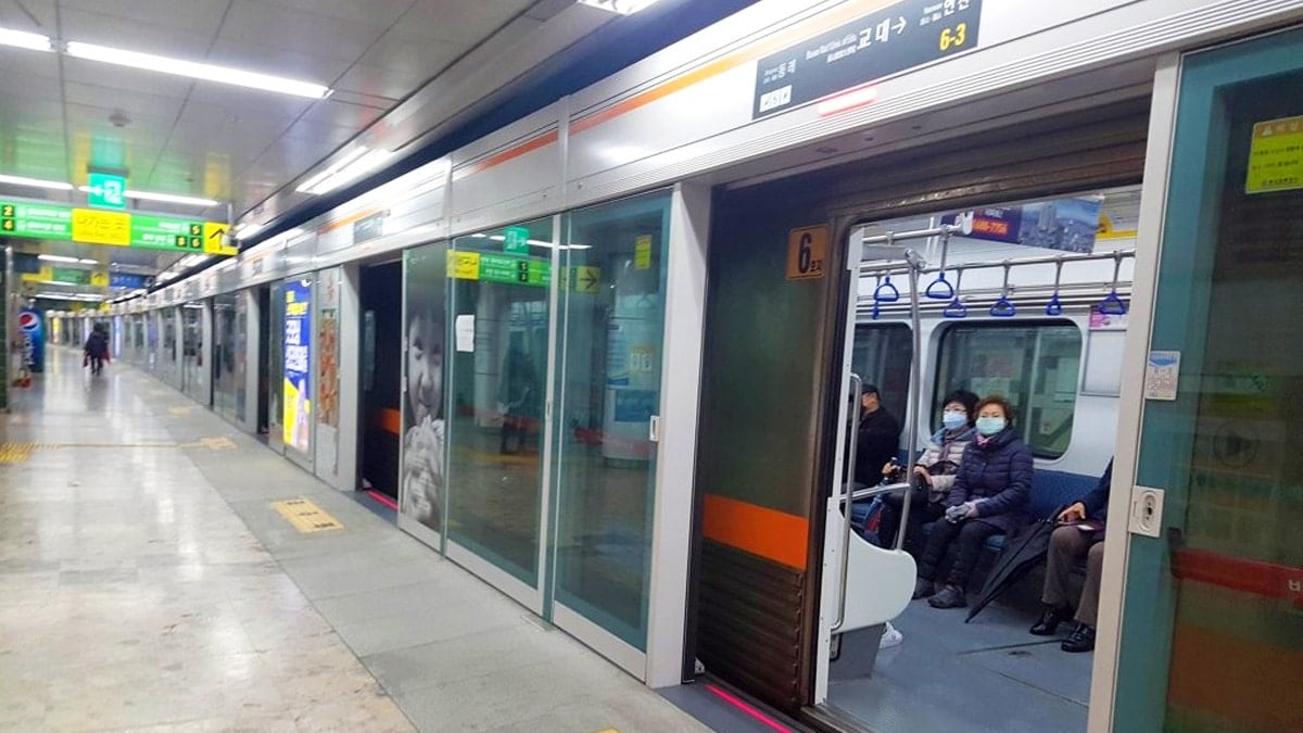 부산 도시철도 교대역 승강장