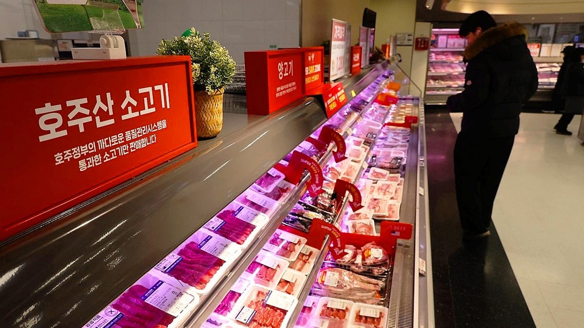 대형마트에서 장을 보고 있는 모습 대형마트에서 장을 보고 있는 모습