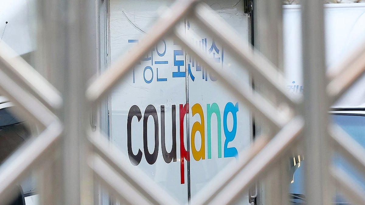 주차 되어있는 쿠팡 배달 차량