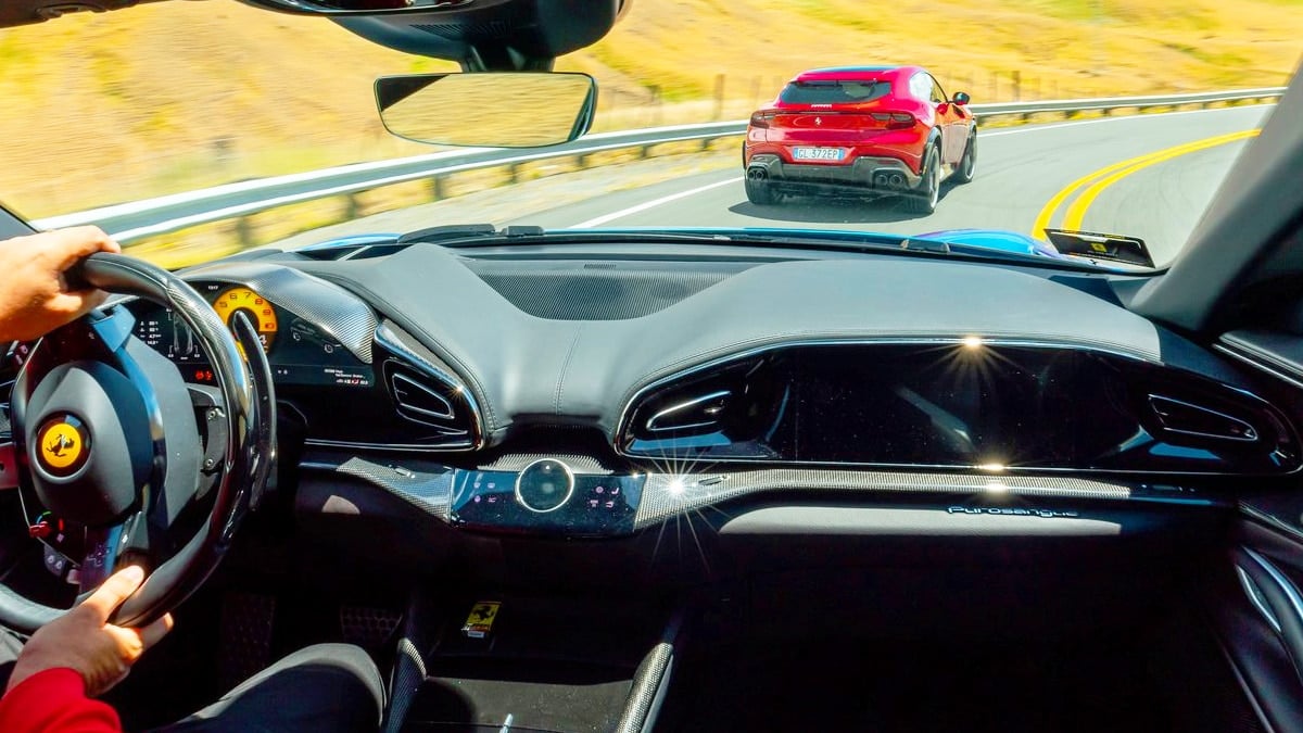 페라리 푸로산게 실내