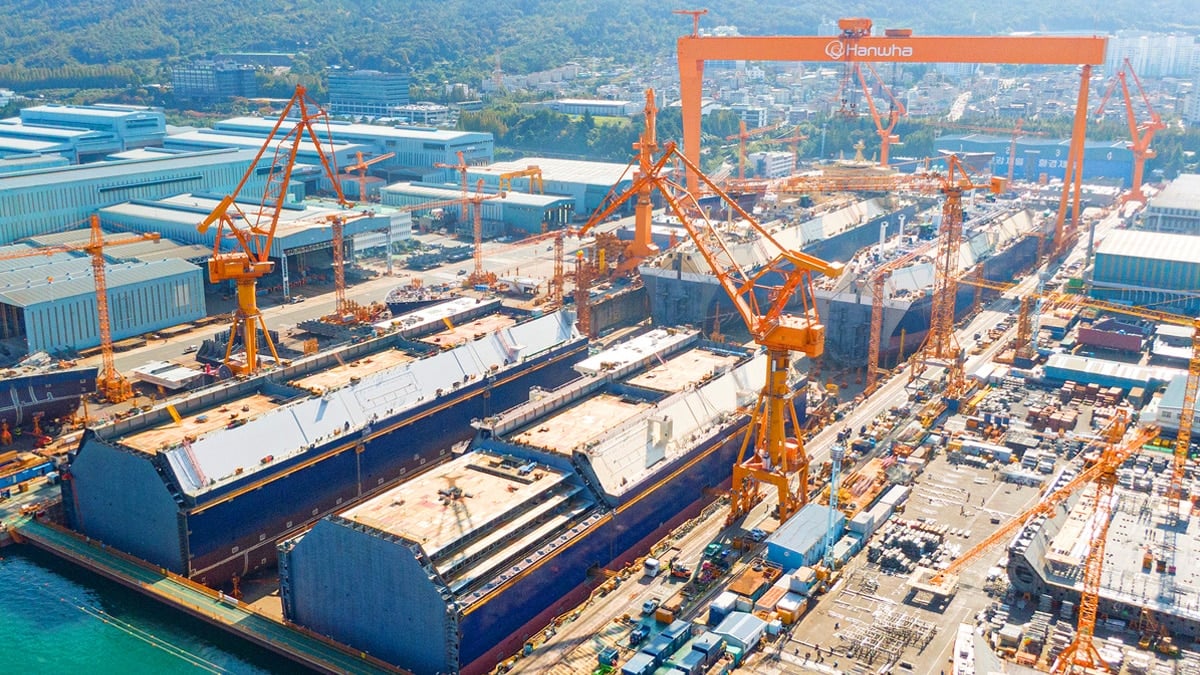 LNG 운반선을 건조 중인 한화오션 제1도크