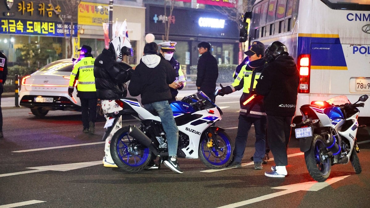 이륜차 폭주 행위에 단속 중인 경찰들