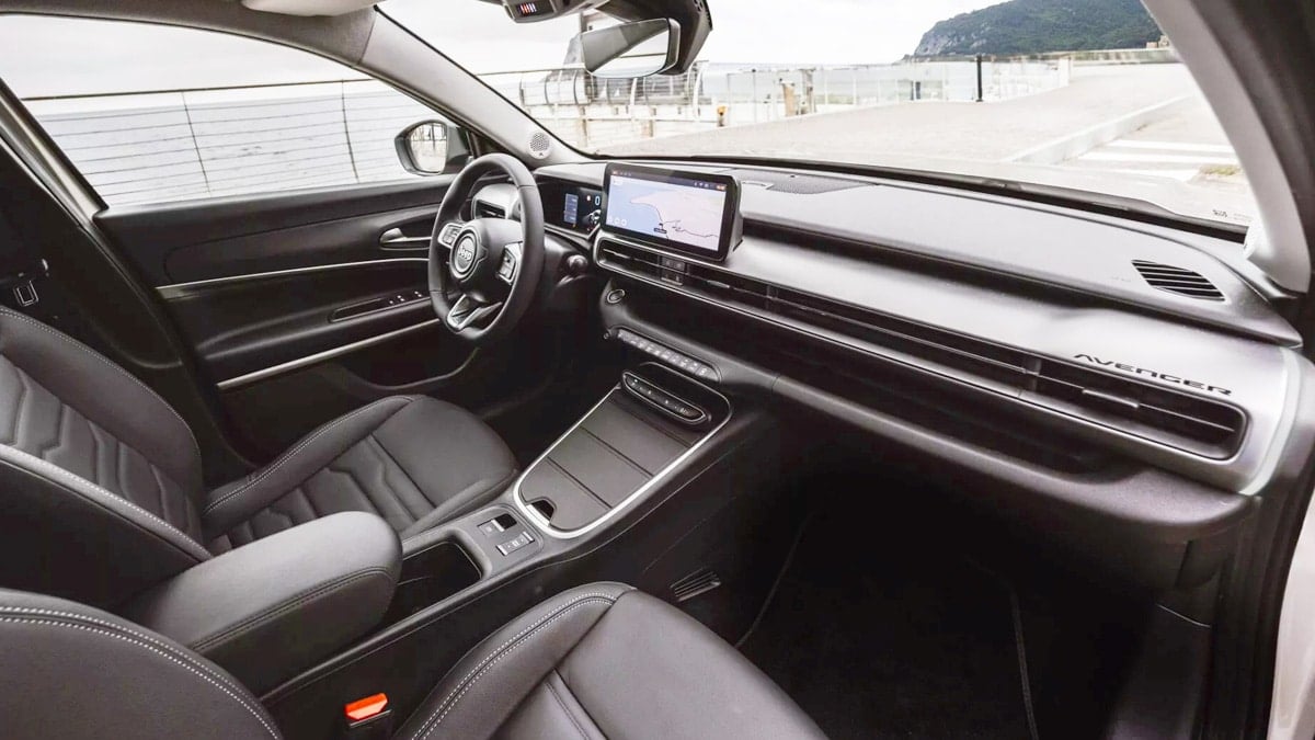 지프 어벤저 마일드 하이브리드 eAWD 실내