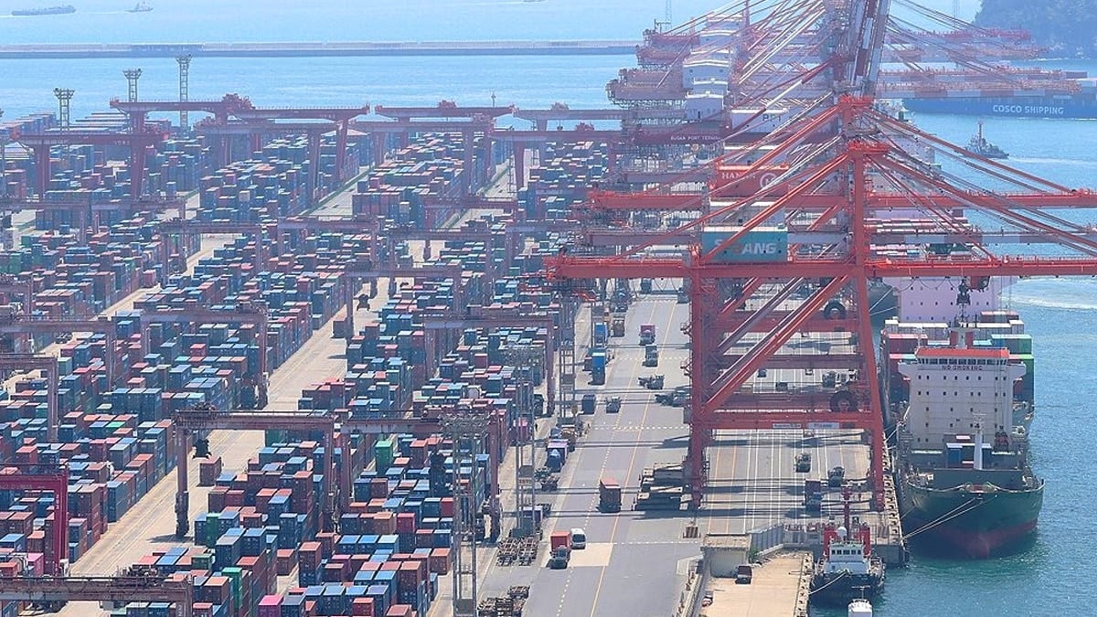 수출입 화물이 쌓여 있는 신선대부두