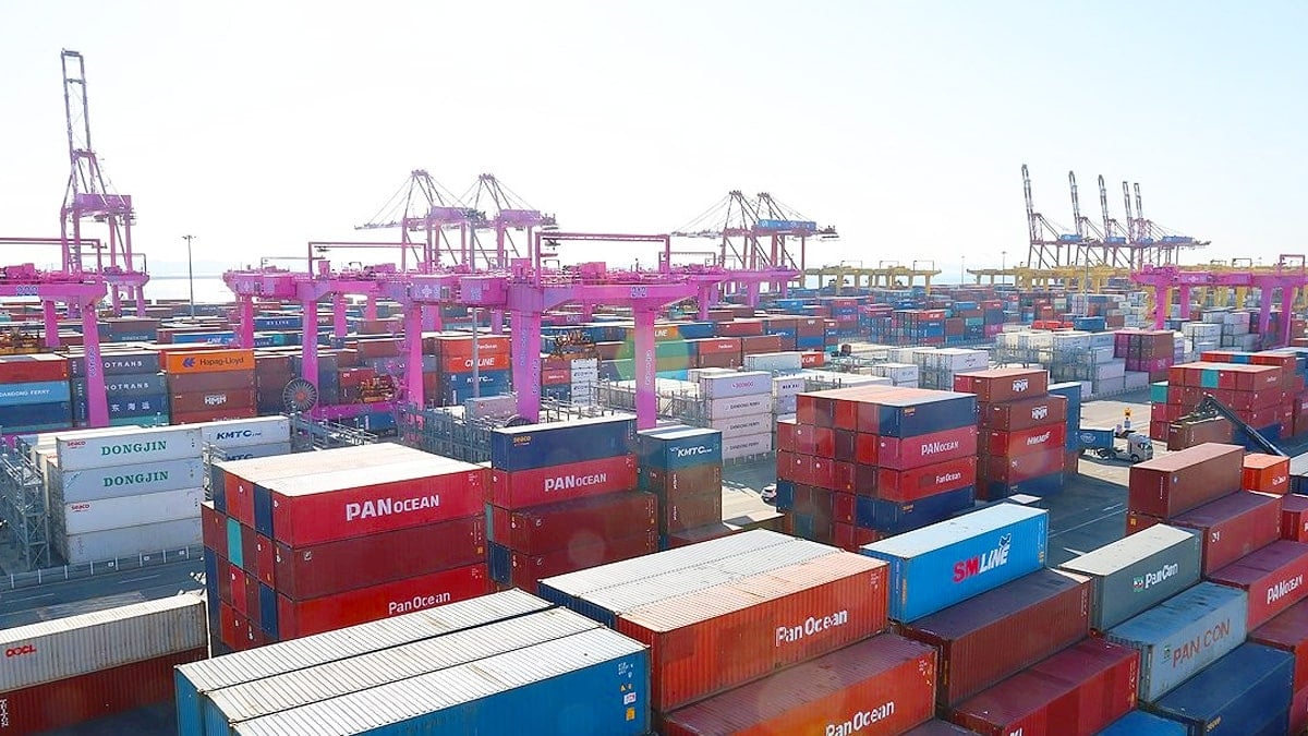 수출입 컨테이너 쌓인 인천신항