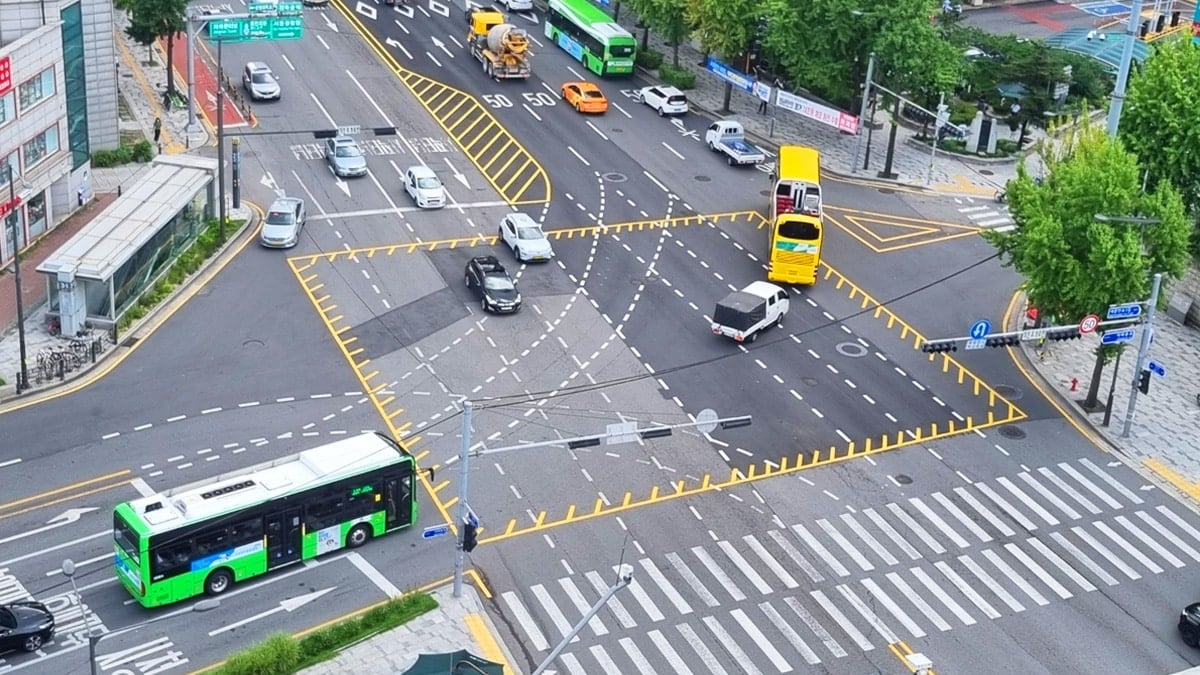 교차로에 설치된 노란색 정차금지지대