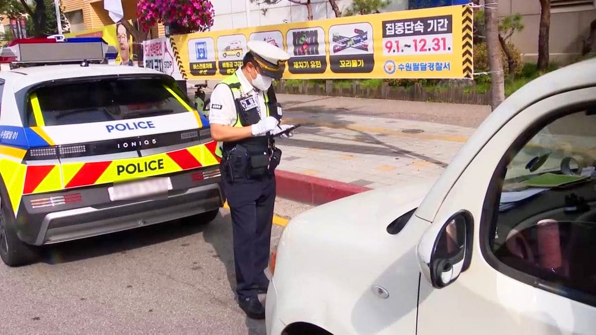 위반 행위를 단속 중인 경찰