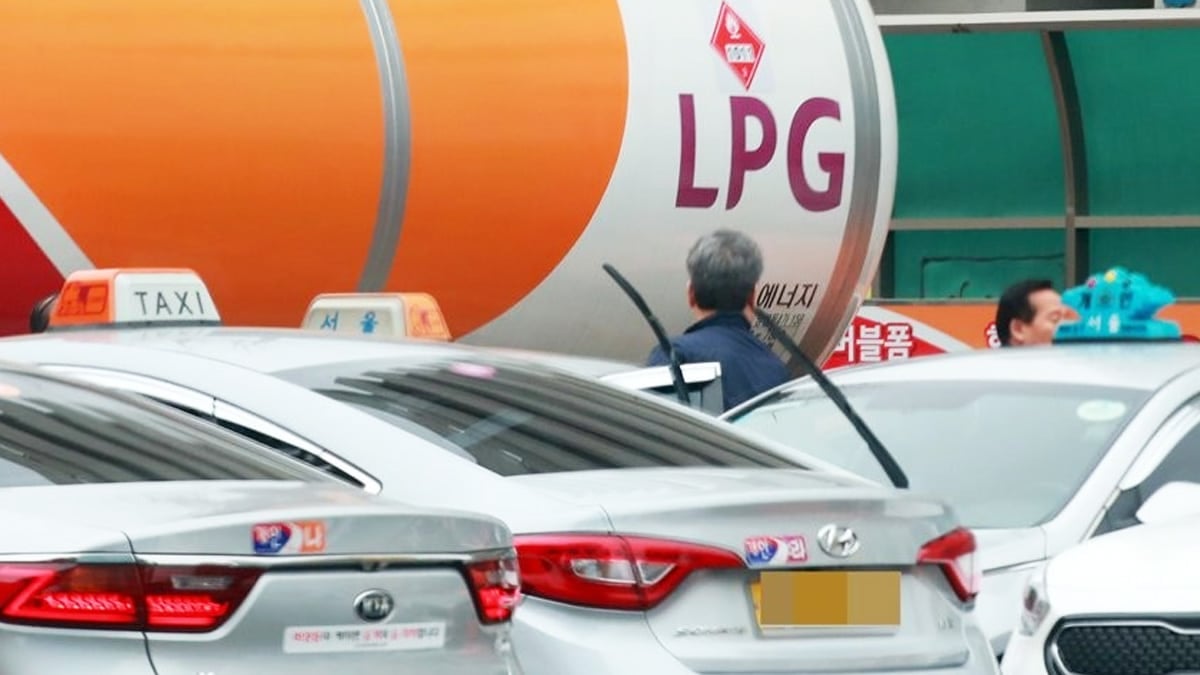 LPG 충전 대기 중인 택시들