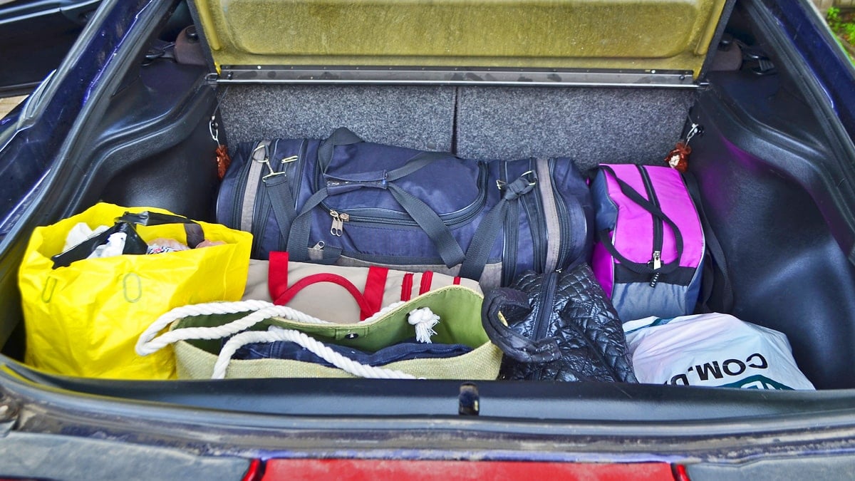 자동차 트렁크에 실린 짐들