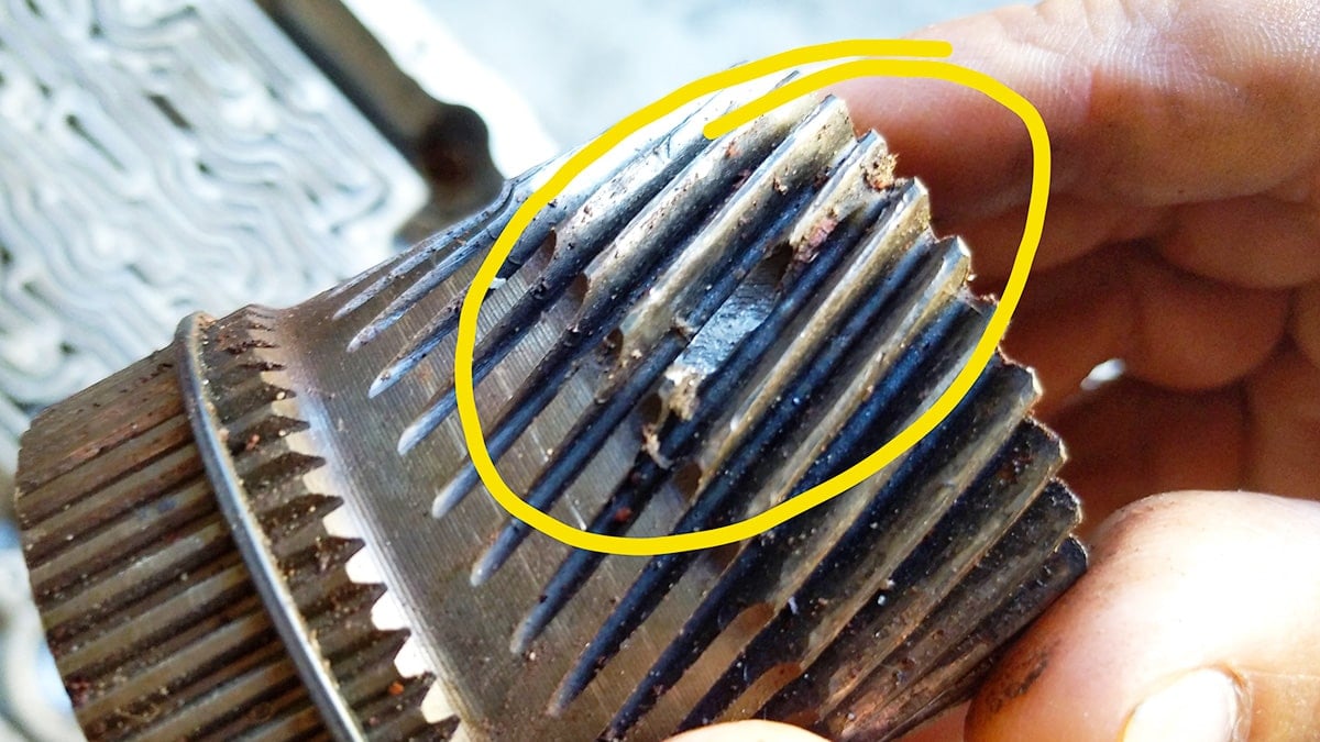 파손된 변속기 기어 파손된 변속기 기어