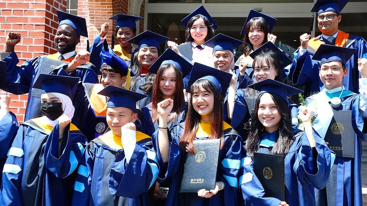 졸업 기념사진 찍는 외국인 유학생들