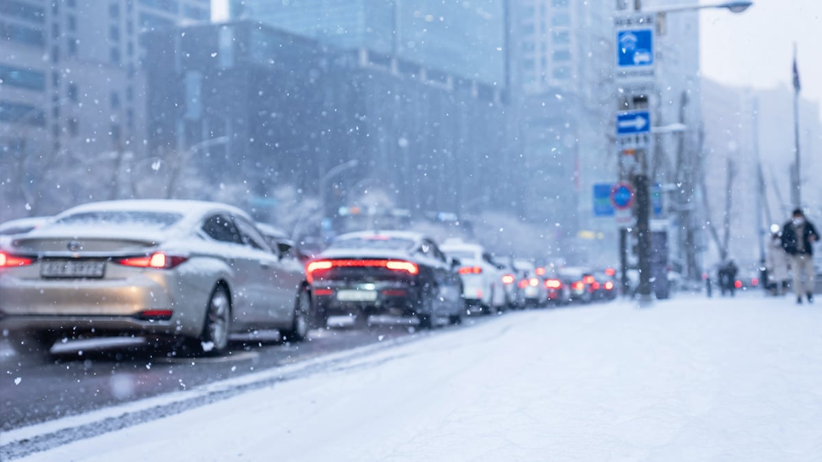 겨울철 도로 위의 차량들