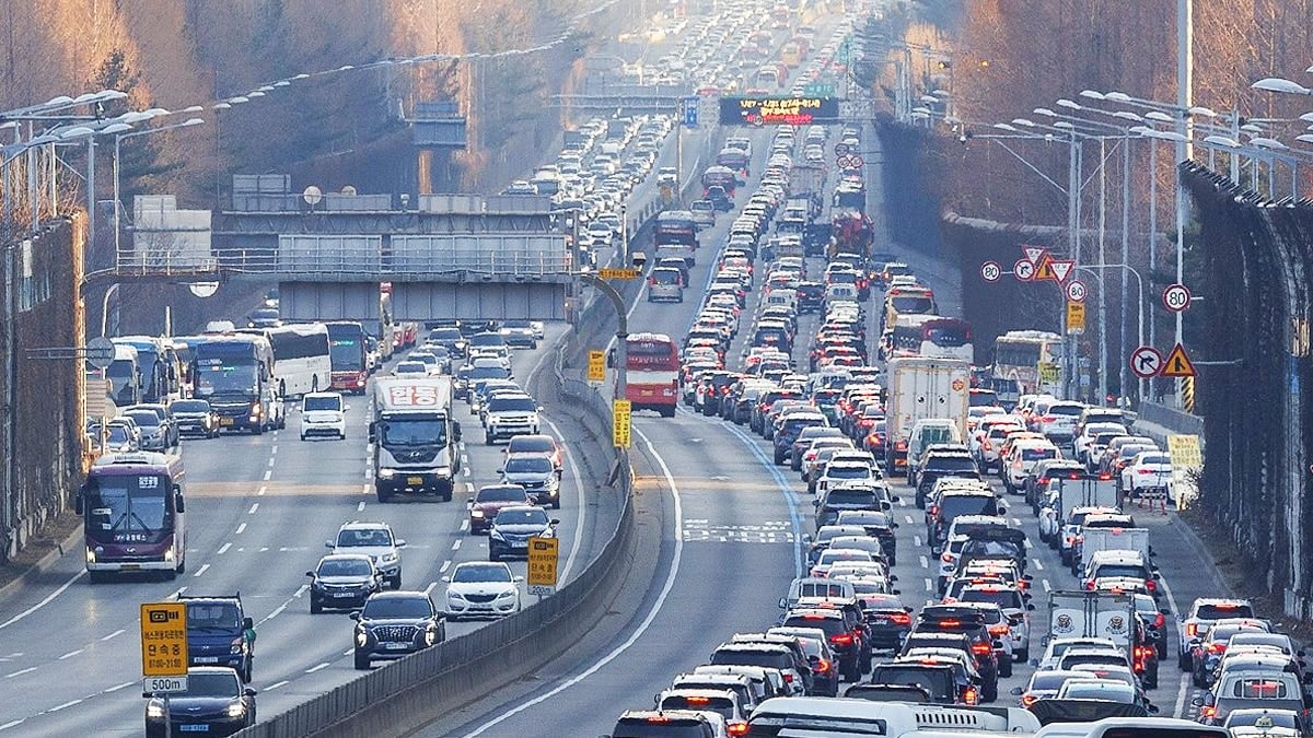 설 연휴 몰린 차량들로 정체 중인 경부고속도로