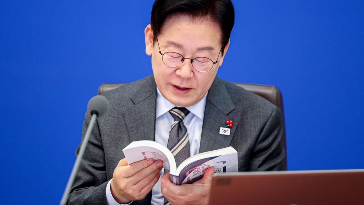 국무회의에서 자료집을 살펴보는 이재명 대통령
