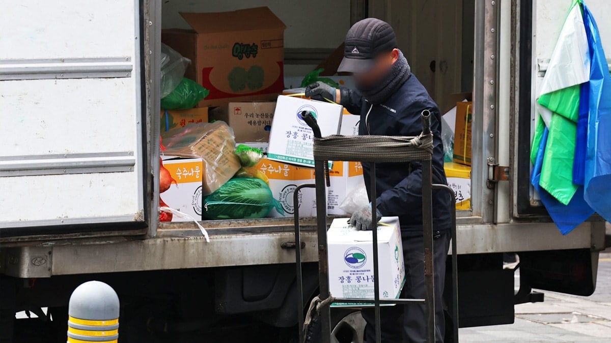 영업 전 식자재를 옮기는 자영업자 영업 전 식자재를 옮기는 자영업자