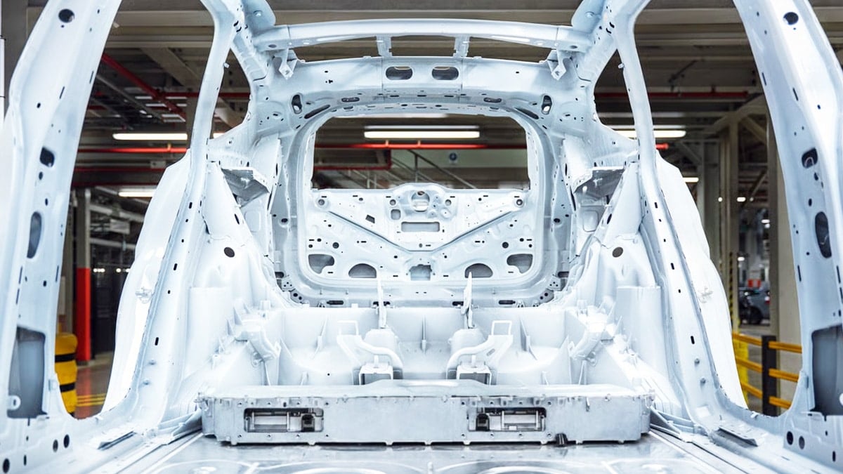 공장에서 제작되는 볼보 EX60