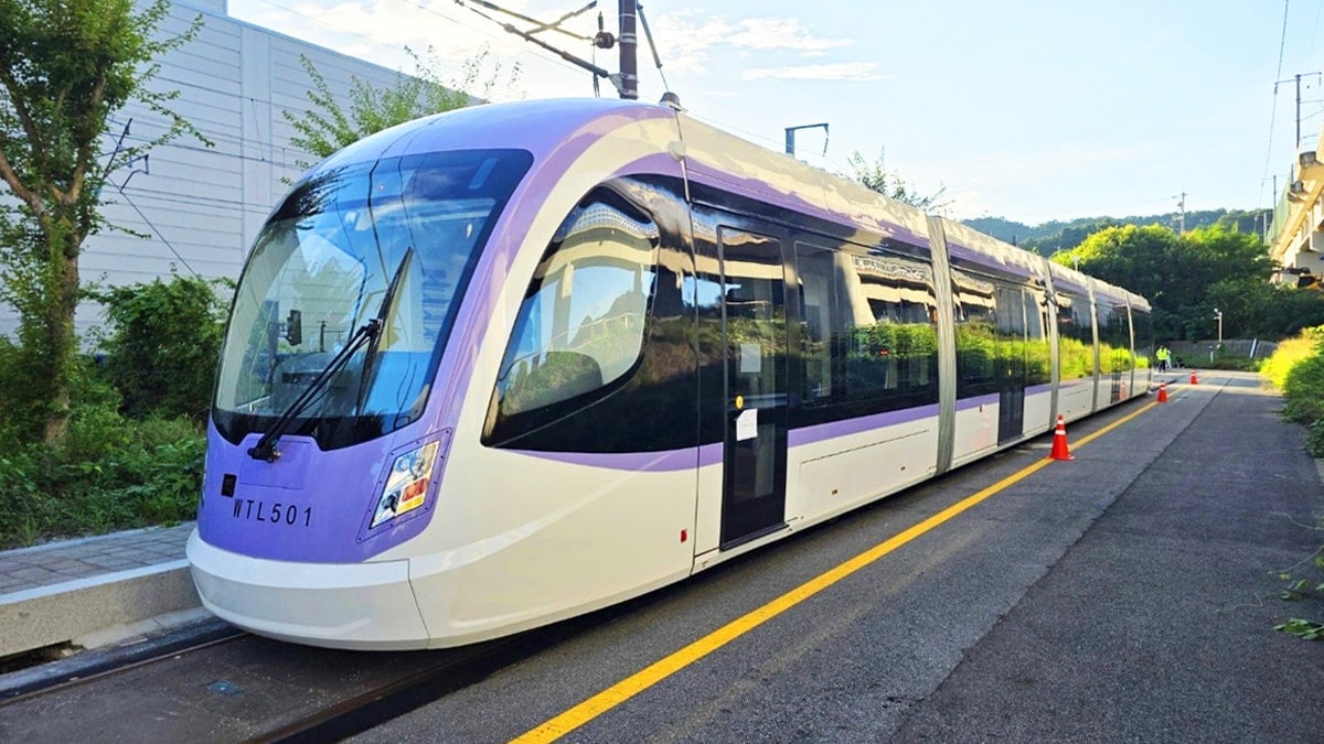 시험 주행 중인 위례선 트램