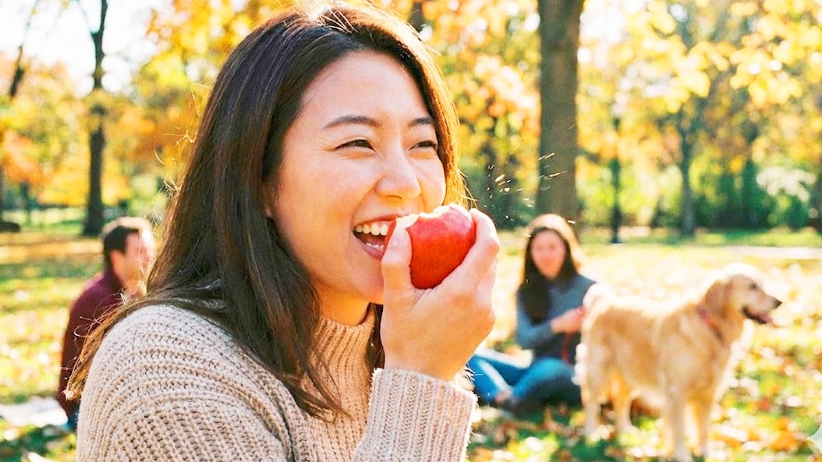 사과를 먹는 모습