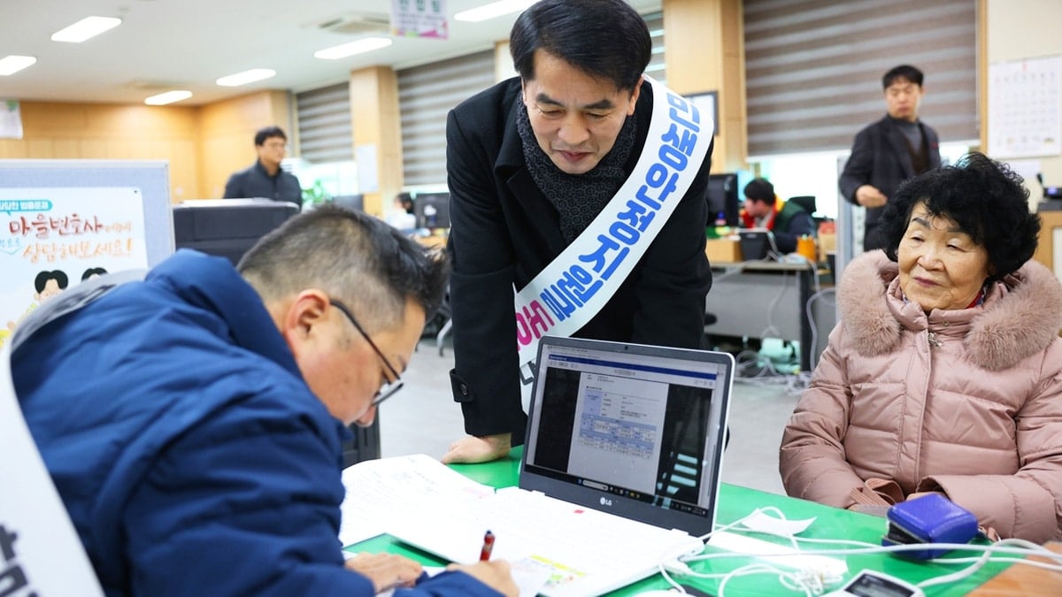 민생안정지원금 지급을 안내 중인 최재형 보은군수