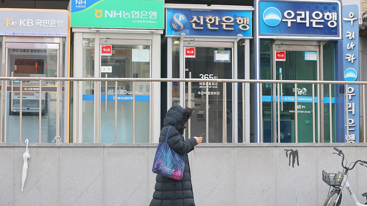 ‘제발 살려달라’ 한국은행 금리 동결, 5년 전 ‘영끌족’ 대출 갱신 시 금리 2배 상승