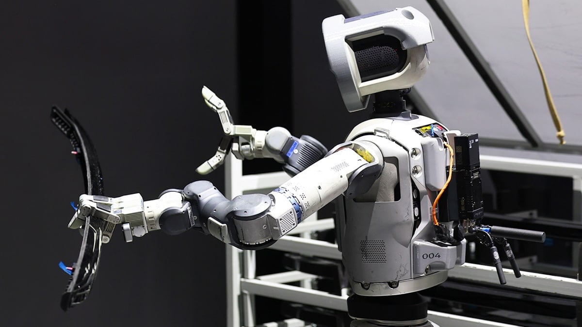 부품을 이동 중인 아틀라스