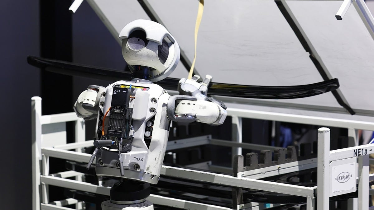 부품을 이동 중인 아틀라스