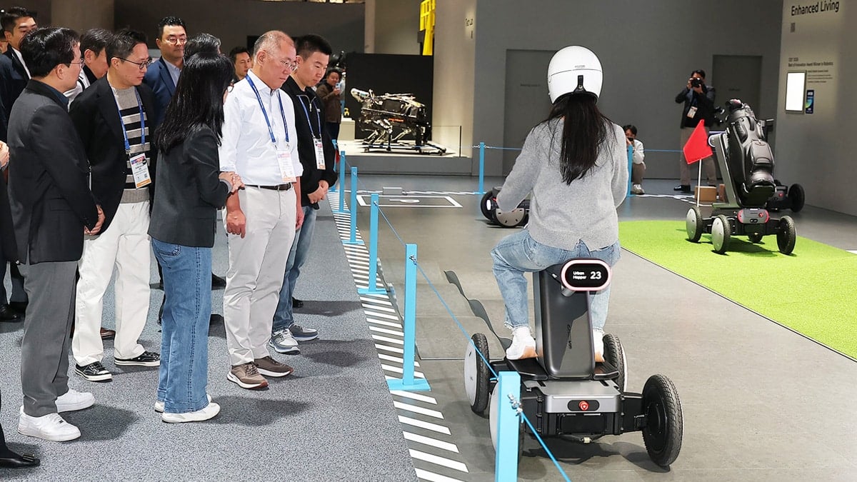 '모베드' 시연을 구경 중인 정의선 회장