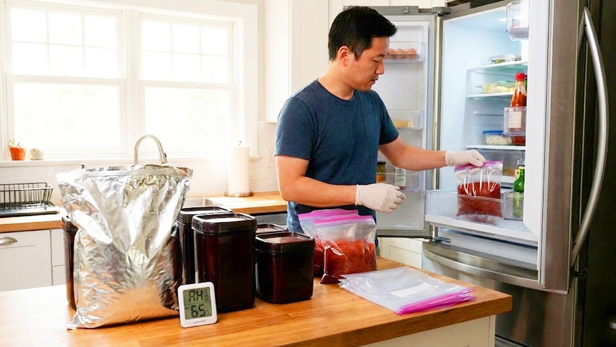 고춧가루를 소분하는 모습