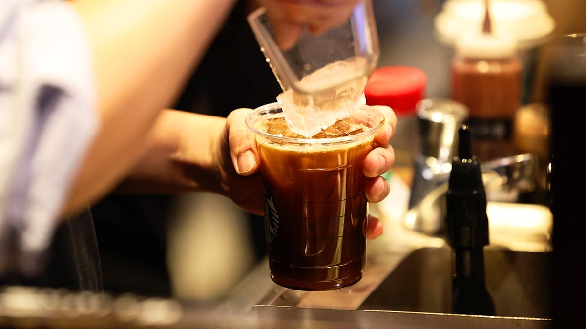 커피를 준비하는 모습