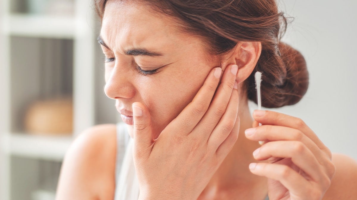 면봉이나 귀이개로 귀를 파면 안 되는 이유