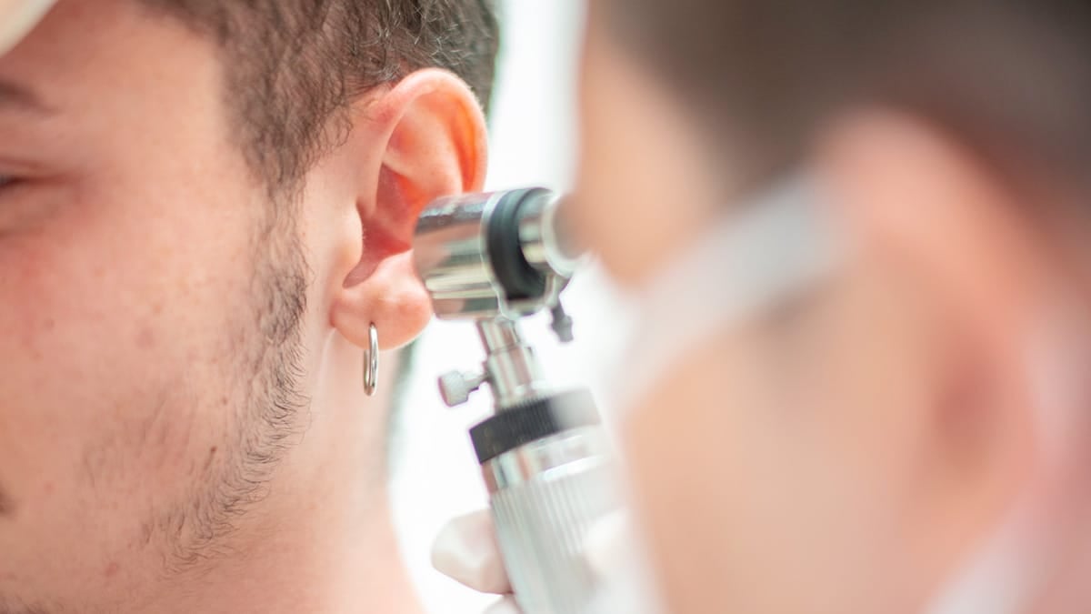 병원에서 귀지를 제거하는 모습