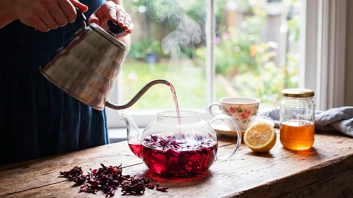 히비스커스 차를 우리는 모습