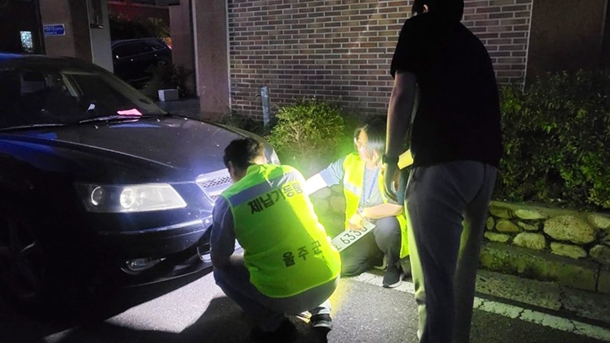 체납차량 번호판을 영치하는 모습