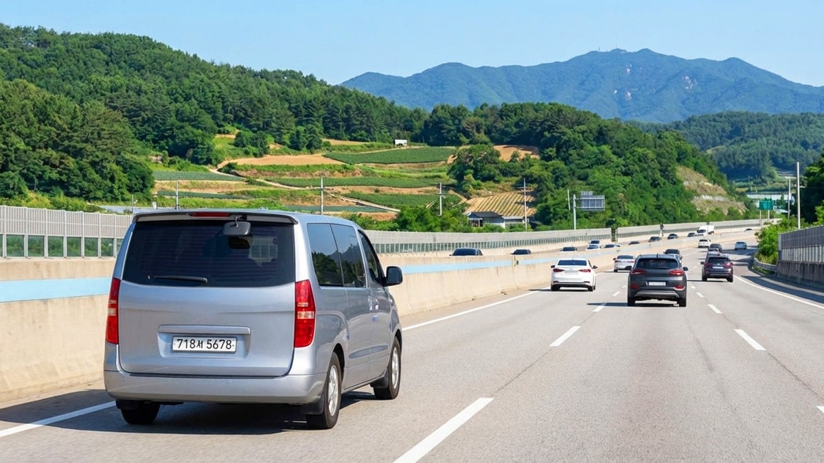 고속도로를 달리는 승합차
