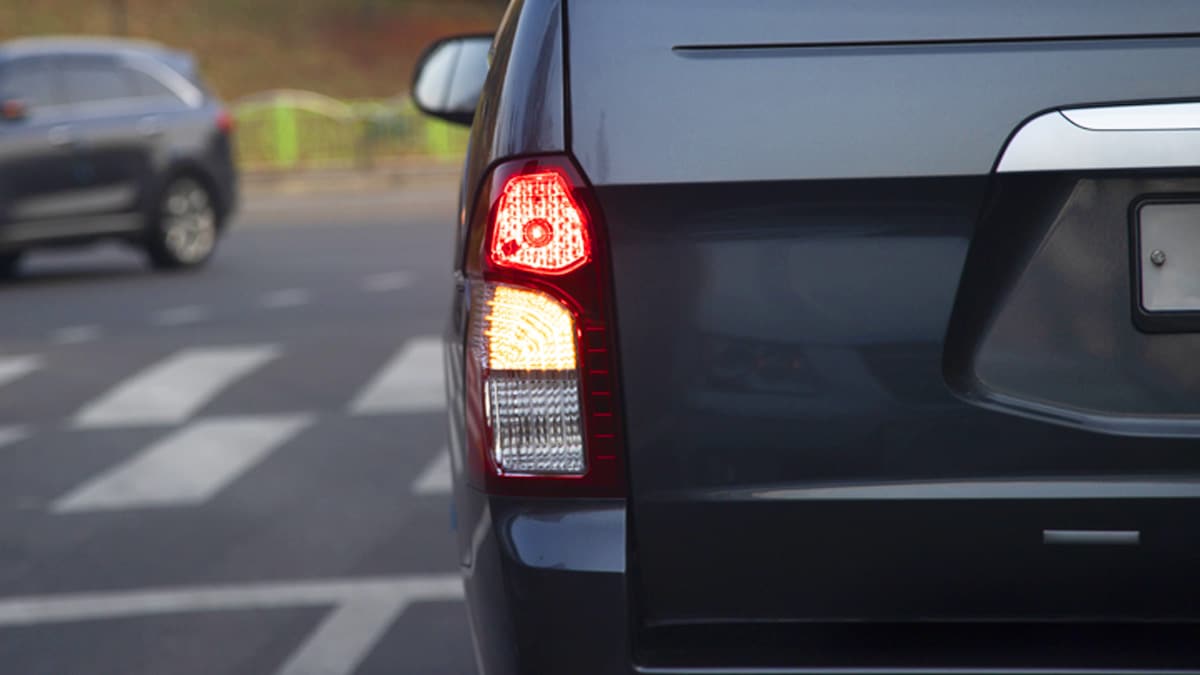 좌회전 방향지시등을 켠 차량