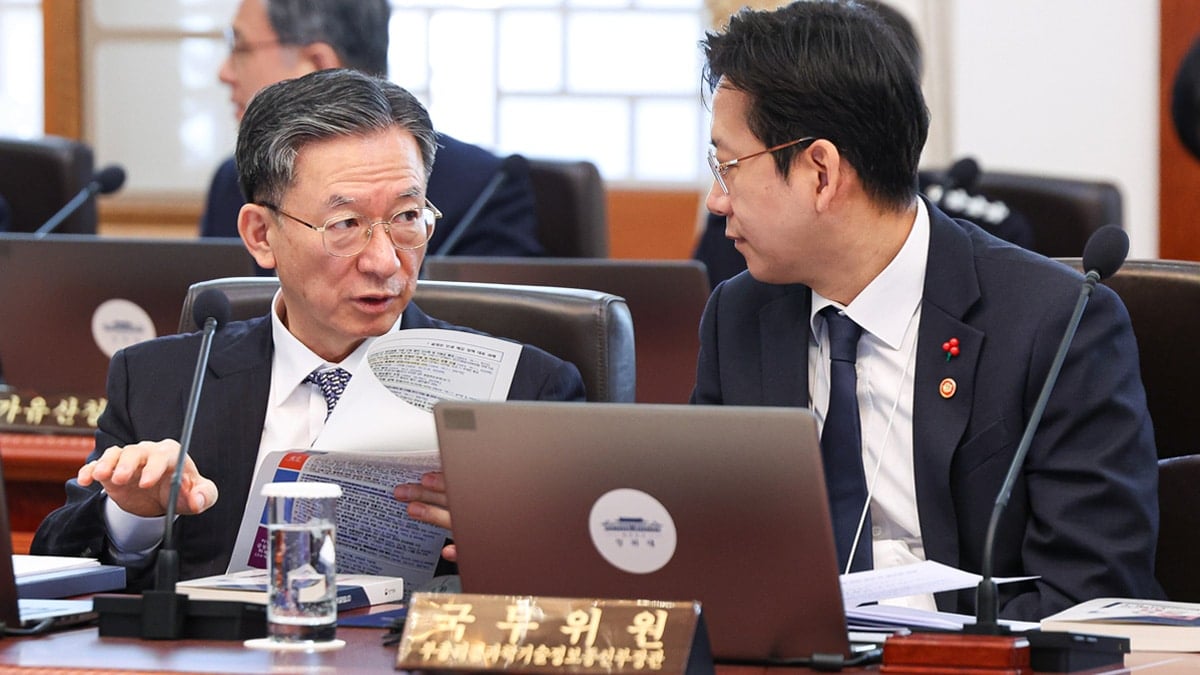 20일 국무회의에서 대화 중인 정성호 법무부 장관(왼쪽)과 배경훈 부총리