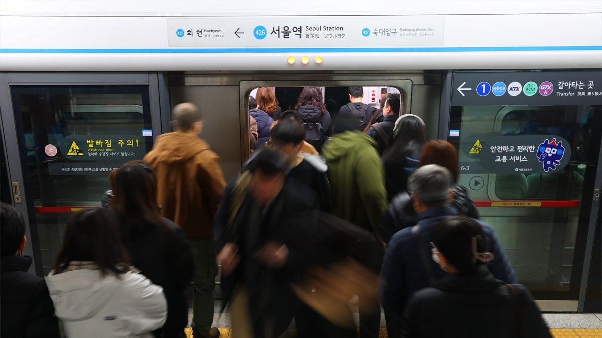 지하철 서울역에서 탑승하는 승객들