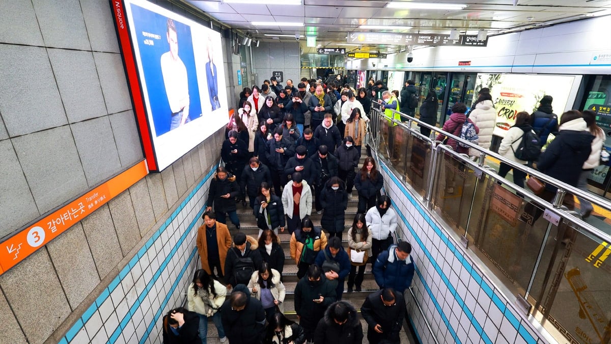 출근길로 붐비는 서울지하철 4호선