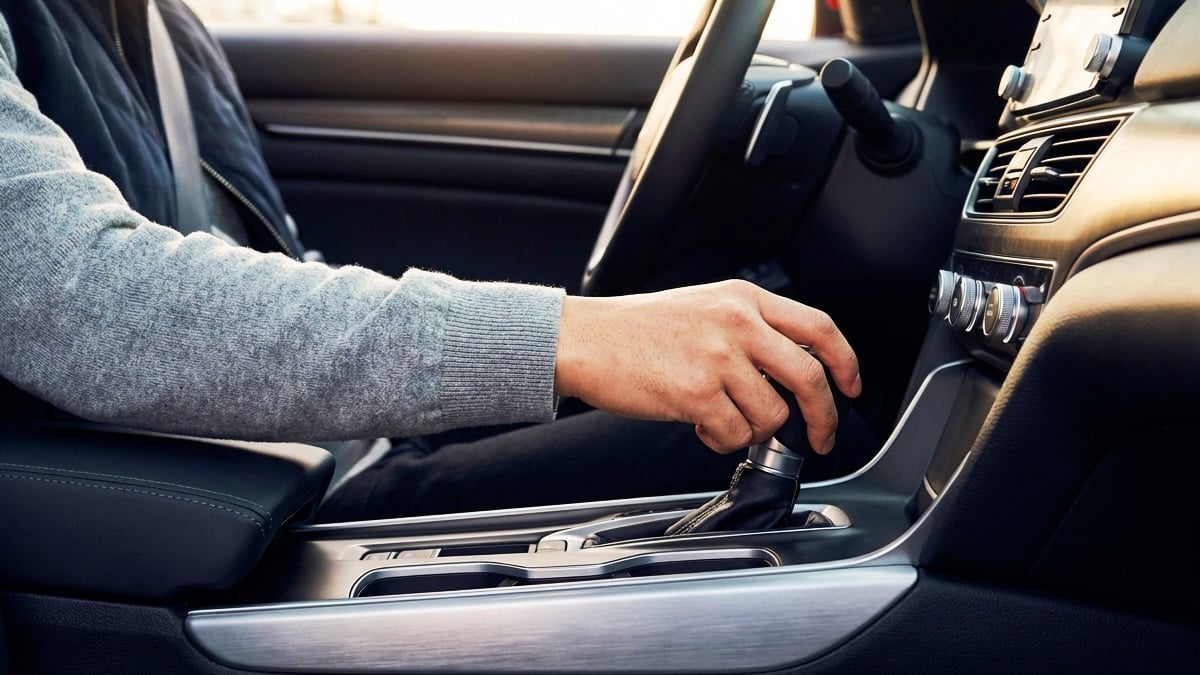 “연비 아끼려다 수백만 원”… 신호 대기 중 ‘이 행동’, 내 차 망가뜨리고 있었다